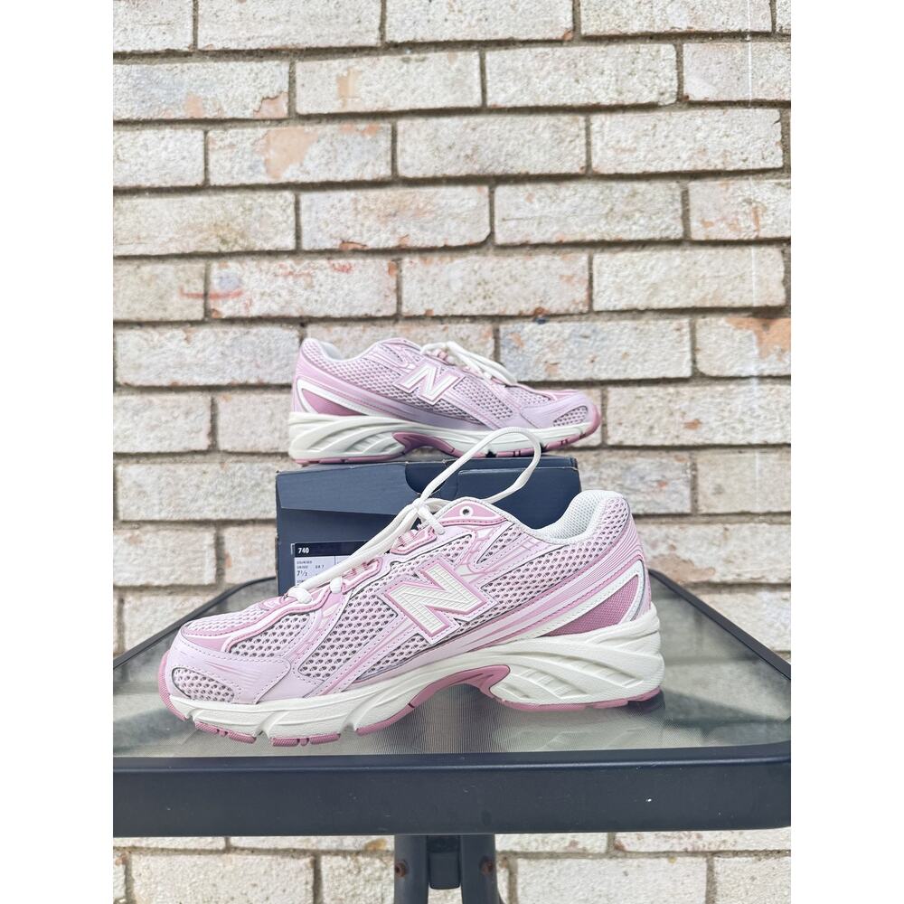 New Balance Athletic Shoes Pink Size 7.5 - Picture 2 of 5